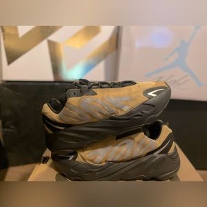adidas Yeezy Boost 700 MNVN
Honey Flux size8.5 men used